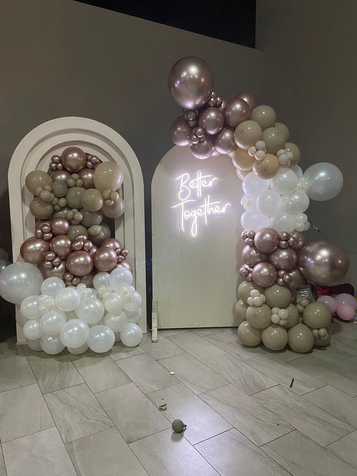 Mampara Doble con Letrero Neón y Globos